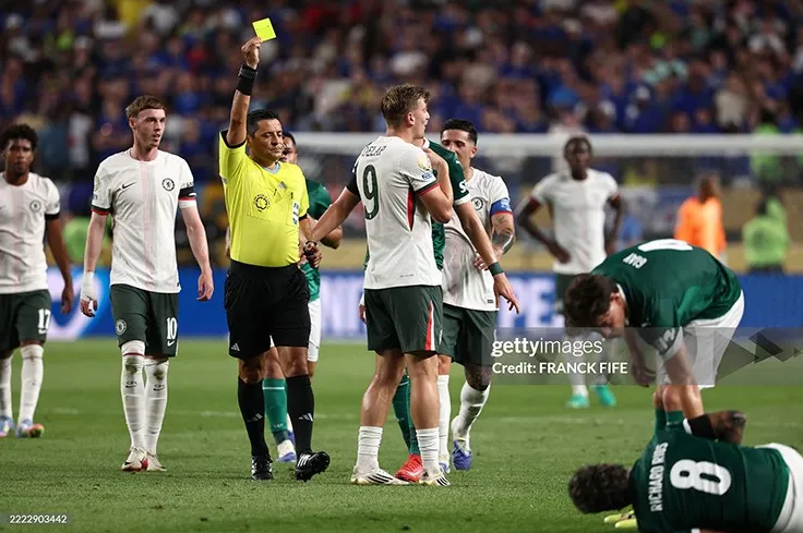 Liam Delap nhận thẻ vàng thứ 2 tại FIFA Club World Cup