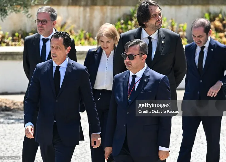 Pedro Proenca (bên trái), Chủ tịch LĐBĐ Bồ Đào Nha, đến tham dự lễ viếng