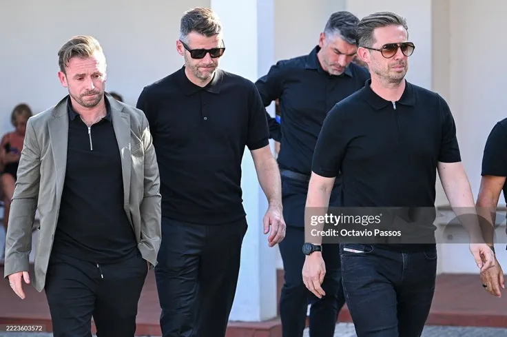 Michael Edwards – giám đốc điều hành bóng đá của Liverpool, cùng Richard Hughes – giám đốc thể thao của CLB đến tiễn biệt Jota