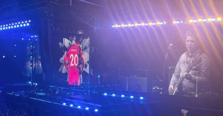 Hàng ngàn người xếp hàng tiễn biệt Jota, ban nhạc nổi tiếng hát tri ân trước 74.500 khán giả - 10