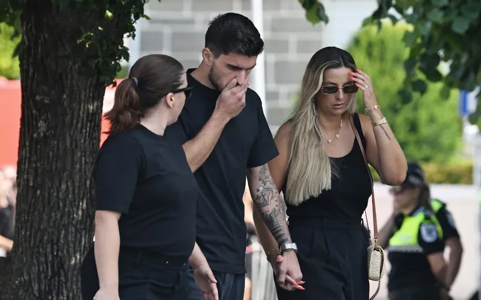 Tang lễ của Diogo Jota: Neves & Cancelo bay vội từ Mỹ để nhìn bạn thân lần cuối - 12