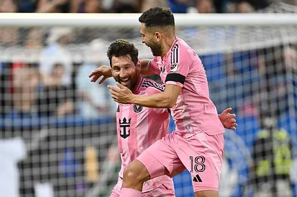 Messi tỏa sáng rực rỡ: Solo ghi bàn đẳng cấp, fan đối thủ cũng phải đứng dậy vỗ tay!