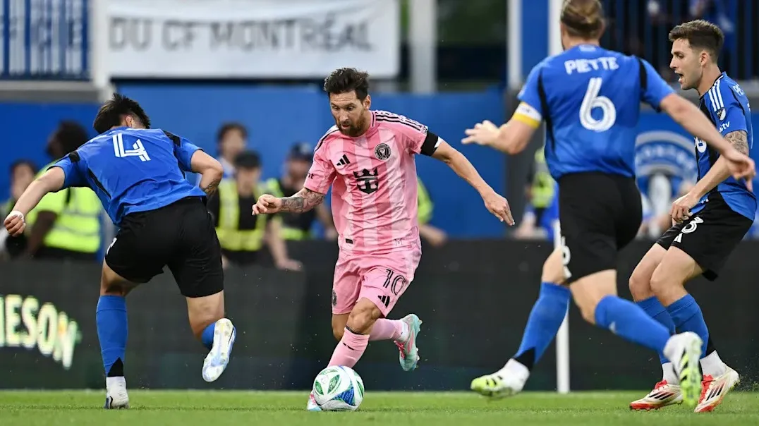 Messi tả xung hữu đột trước một rừng các cầu thủ Montreal