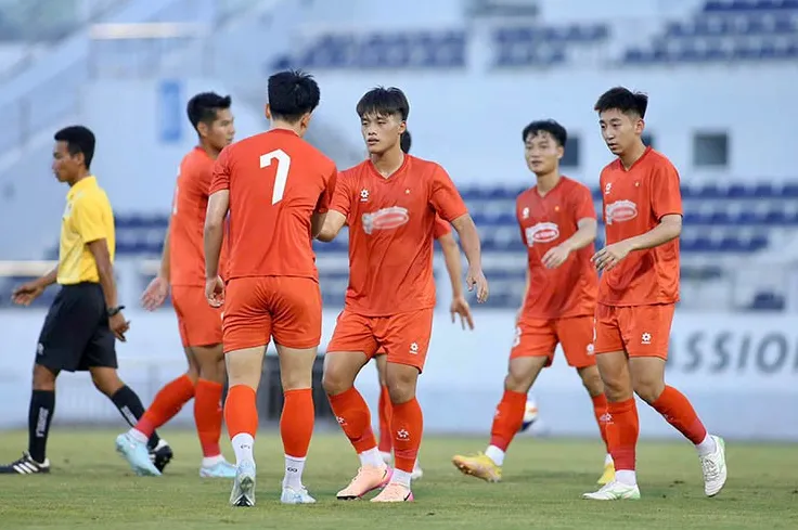 HLV Kim Sang Sik Loại 'Cầu Thủ Trẻ Xuất Sắc Nhất V-League': Quyết Định Bất Ngờ và Chiến Lược U23 Việt Nam