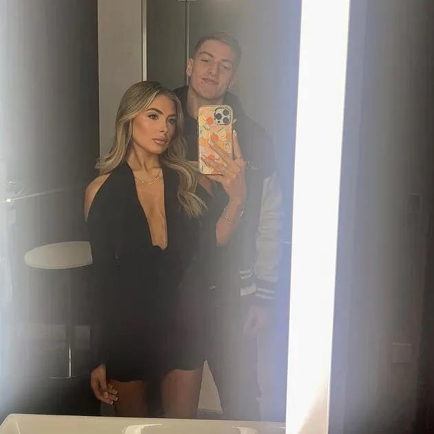 Delap bị bạn của cô Leanna Paul phát hiện tán tỉnh gái lạ ở London ngay sau khi gia nhập Chelsea