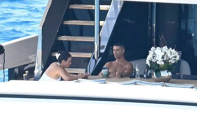 Ronaldo và gia đình xuất hiện trên du thuyền giữa ồn ào vắng mặt tại tang lễ Diogo Jota