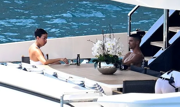 Lộ hình ảnh Ronaldo & bạn gái trên du thuyền sang trọng, giữa ồn ào không đến viếng Jota - 2