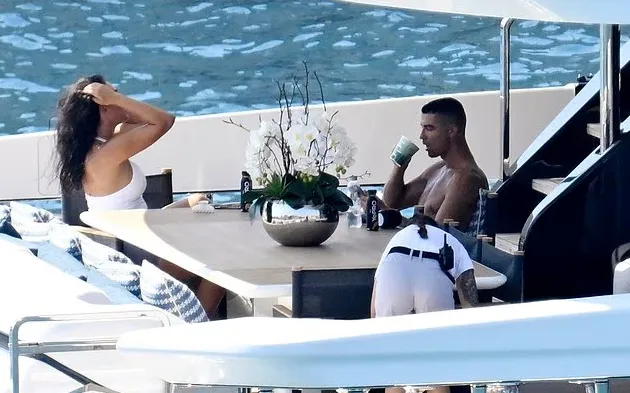 Lộ hình ảnh Ronaldo & bạn gái trên du thuyền sang trọng, giữa ồn ào không đến viếng Jota - 3