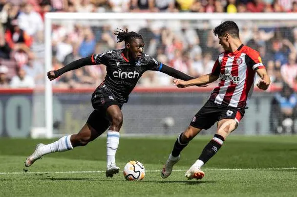 Arsenal sẽ phải bán bớt cầu thủ để mua được Eze, nhưng Norgaard (phải) sẽ sớm gia nhập