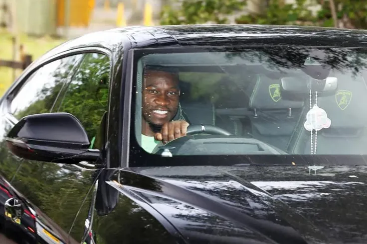 Onana nở nụ cười khi tới trung tâm huấn luyện Carrington