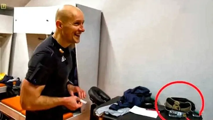 Trọng tài Szymon Marciniak bị phát hiện mang chiếc túi in logo của Real