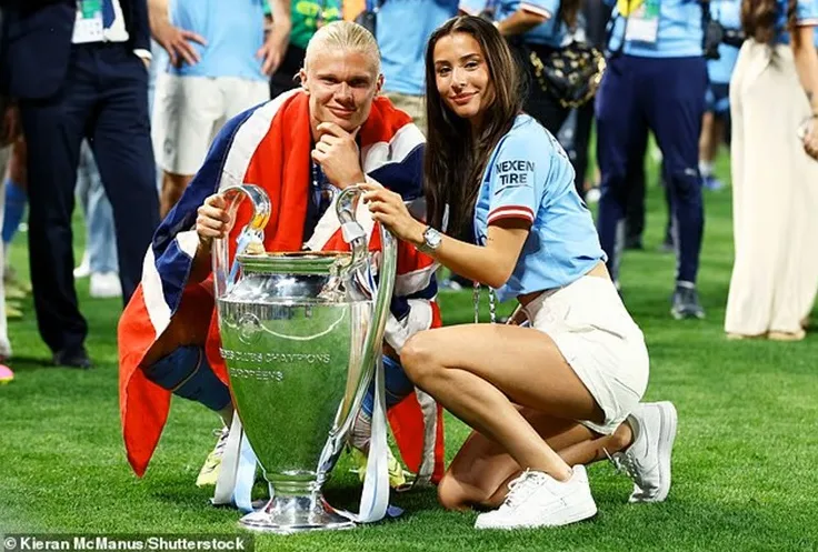 Cả hai công khai tình cảm từ khi Haaland vẫn còn chơi cho Dortmund