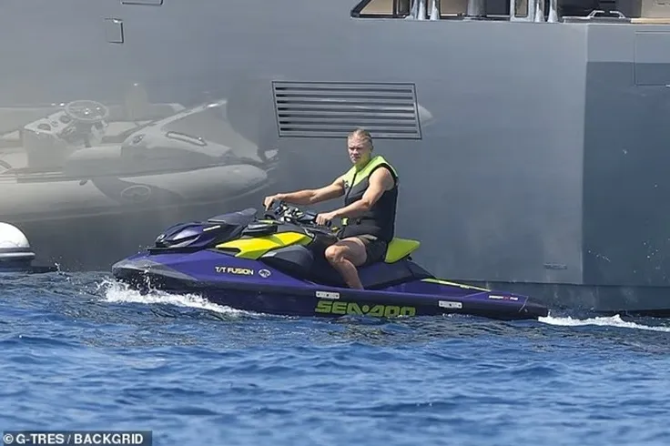 Haaland thử thách mình cùng chiếc mô tô nước