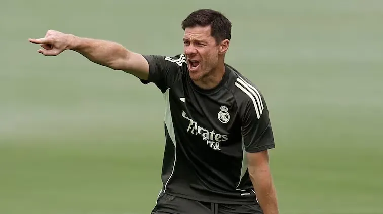 Xabi Alonso đang ngày càng chặt chẽ hơn trong việc theo dói cách các cầu thủ thực hiện chỉ thị của ông