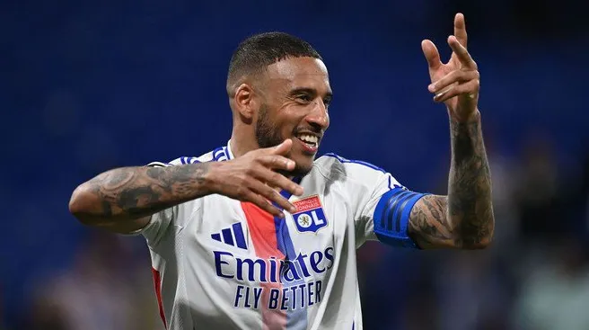 Lyon thoát hiểm ngoạn mục ở Ligue 1: PSG 'cứu nguy' phút chót?