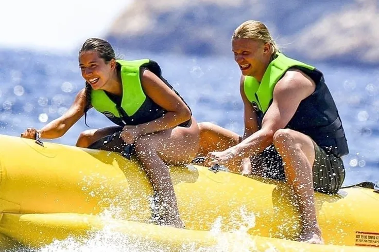 Haaland và bạn gái nghỉ hè ở Ibiza
