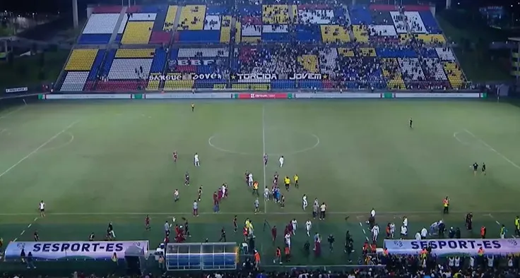 Trận đấu phải dừng sớm khi CĐV tràn xuống sân