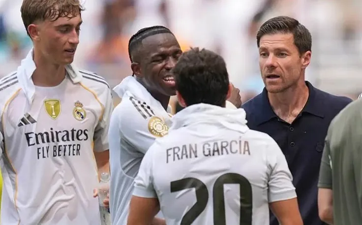 HLV Alonso nhiều lần không hài lòng với thái độ thi đấu của Vinicius