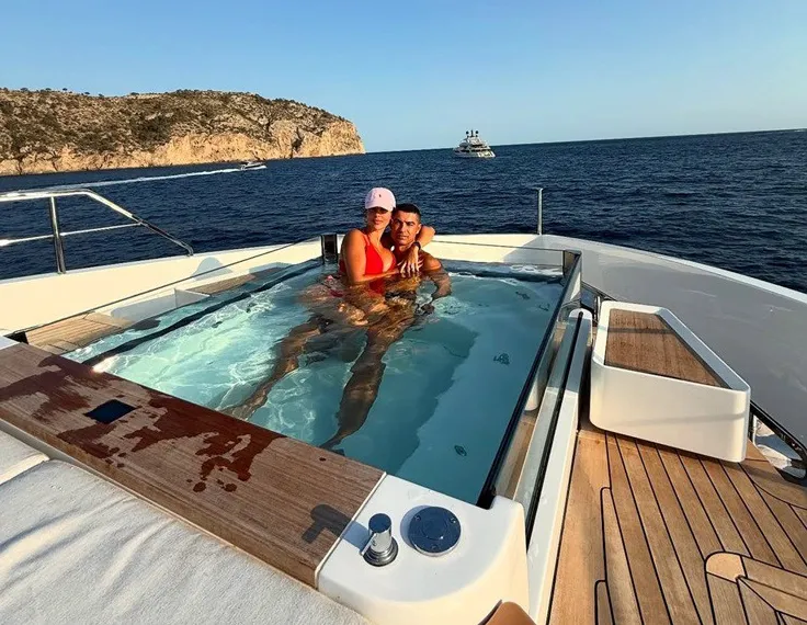 Georgina và Ronaldo đang tận hưởng kỳ nghỉ hè trên một du thuyền sang trọng