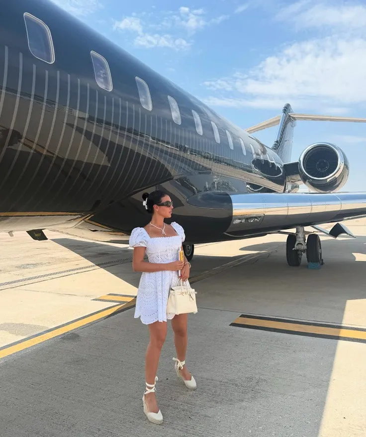 Bạn gái Ronaldo tình tứ bên CR7: Khoe dáng bốc lửa, đeo nhẫn kim cương 