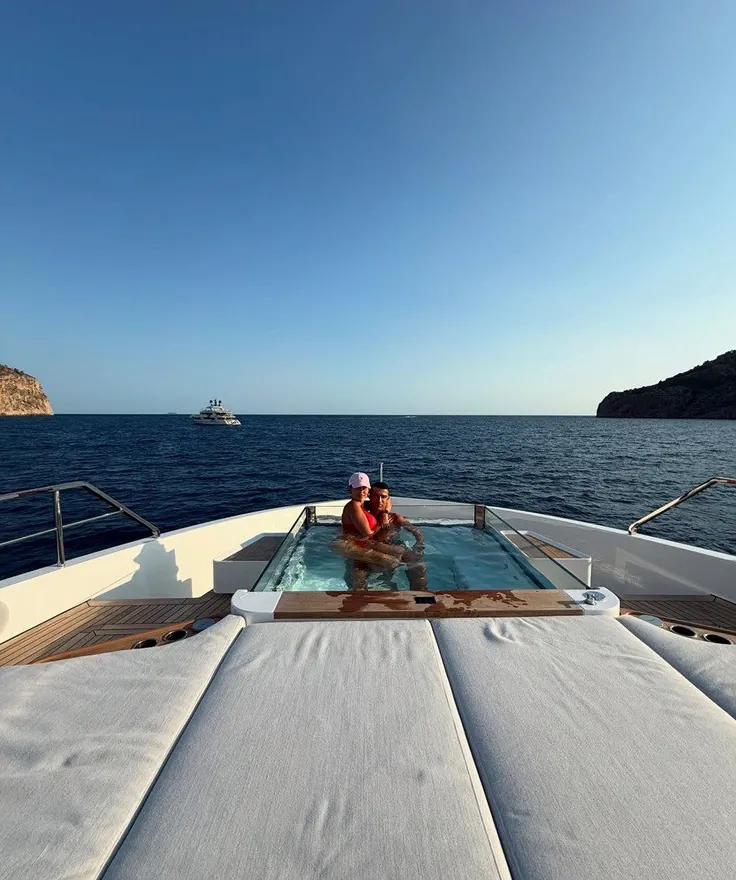 Bạn gái Ronaldo tình tứ bên CR7: Khoe dáng bốc lửa, đeo nhẫn kim cương 