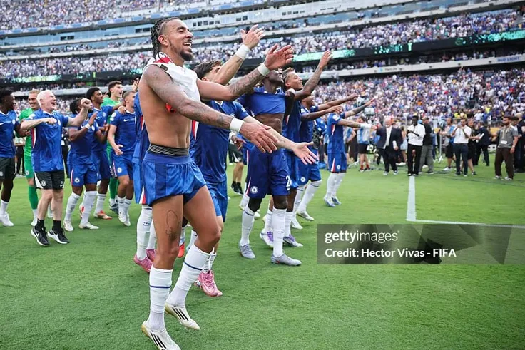 Các cầu thủ Chelsea không quên chia sẻ niềm vui với các CĐV có mặt trên sân MetLife.