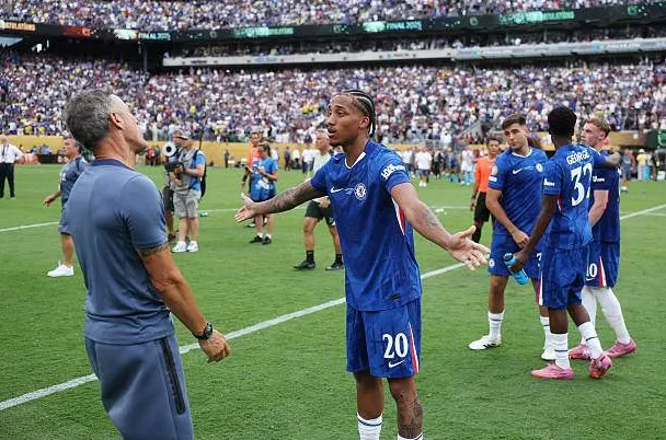 HLV Luis Enrique bị chỉ trích vì hành vi xô xát sau trận thua Chelsea