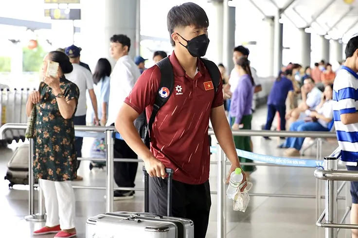 Theo kế hoạch, chuyến bay đưa U23 Việt Nam đi Indonesia đã cất cánh từ sân bay Tân Sơn Nhất lúc 9h55. Dự kiến, đầu giờ chiều ngày 14/7 thầy trò HLV Kim Sang Sik sẽ có mặt ở Jakarta, Indonesia.