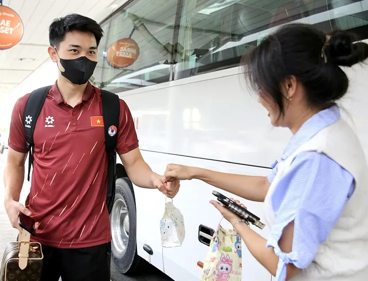 Tiền đạo Nguyễn Đình Bắc được cổ động viên nữ tặng quà trước giờ cùng U23 Việt Nam lên đường đi tranh tài giải U23 Đông Nam Á 2025.