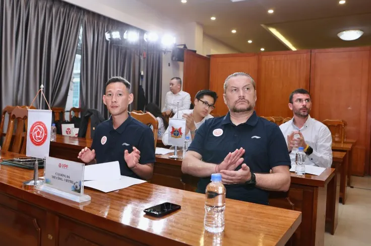 Thể Công Viettel của HLV Popov (bên phải) sẽ chạm trán nhà đương kim vô địch Cúp Quốc gia Công an Hà Nội ở vòng 1 V-League 2025/26, dự kiến diễn ra vào 15/8