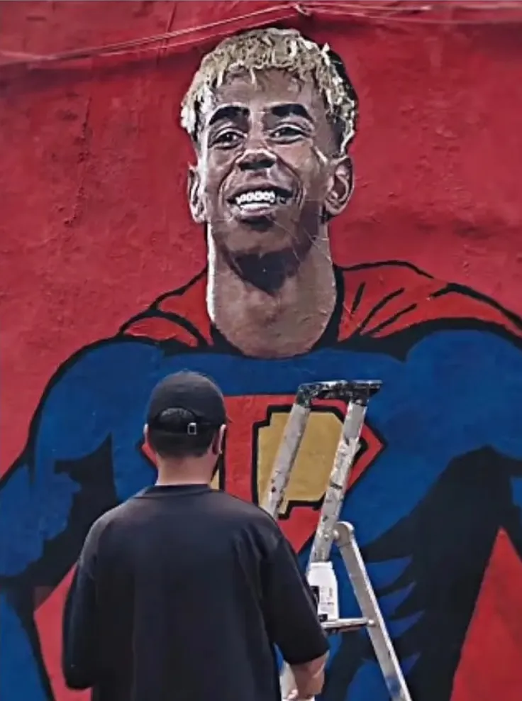 Yamal được vẽ tranh graffiti, hóa thân thành siêu anh hùng