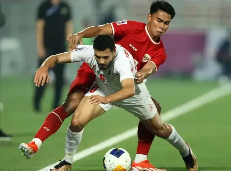Muhamad Ferrari (đỏ) từng khoác áo đội tuyển quốc gia nay đá U-23. Ảnh: Bola
