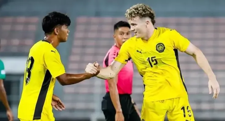 U-23 Malaysia có tiền đạo Fergus Tierney (15) rất bén nhọn. Ảnh: Bola