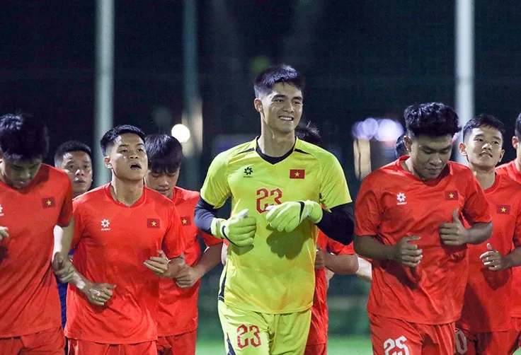 Thầy trò HLV Kim Sang Sik được bố trí tập luyện ở một sân tập cách khách sạn nơi đóng quân khoảng hơn 5 km.