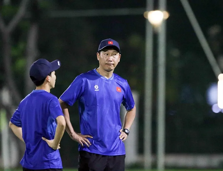 HLV Kim Sang Sik tỏ ra khá trầm ngâm trong buổi tập đầu tiên của U23 Việt Nam tại Indonesia.