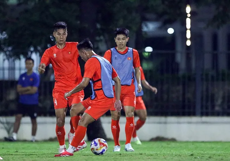 Các cầu thủ U23 Việt Nam chỉ tập nhẹ trong buổi đầu ở Indonesia.