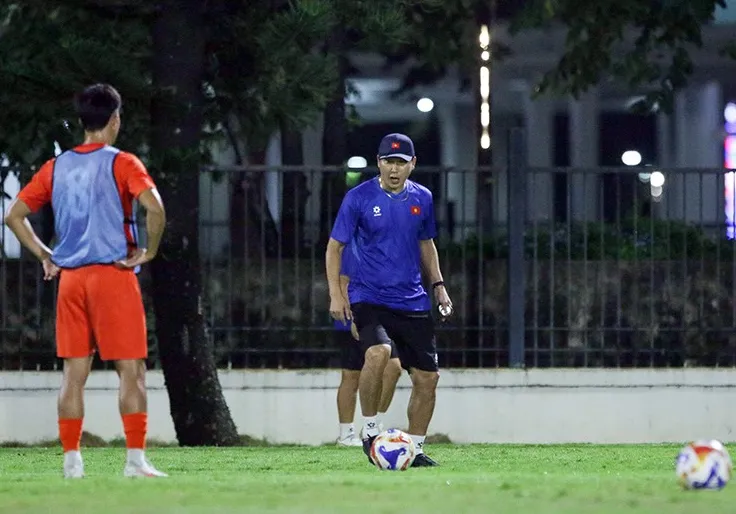 HLV Kim Sang Sik trực tiếp thị phạm một số động tác cho các cầu thủ U23 Việt Nam.