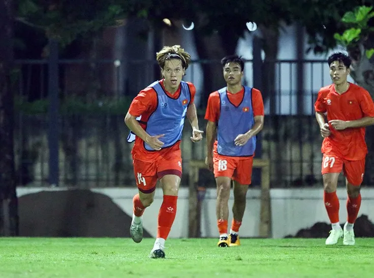 Viktor Lê nỗ lực tập luyện cùng đồng đội hướng đến kết quả tốt nhất ở giải U23 Đông Nam Á 2025 ở Indonesia.