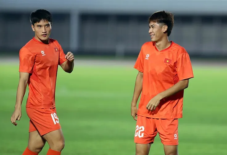 Buổi tập của U23 Việt Nam chào đón sự góp mặt của “tân binh” Lê Văn Thuận (số 22), cầu thủ trẻ xuất sắc nhất V-League 2024/25 vừa được gọi bổ sung thay cho Thanh Nhàn dính chấn thương.