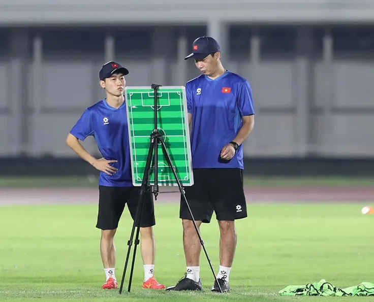 HLV Kim Sang Sik dành khá nhiều thời gian nghiên cứu chiến thuật với chiếc sa bàn được đặt giữa sân tập của U23 Việt Nam.