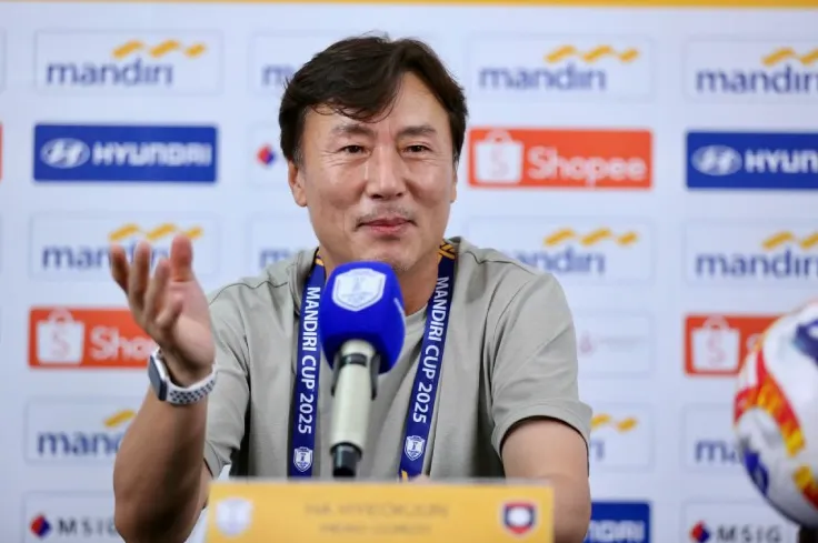 HLV Ha Hyeok Jun của U23 Lào