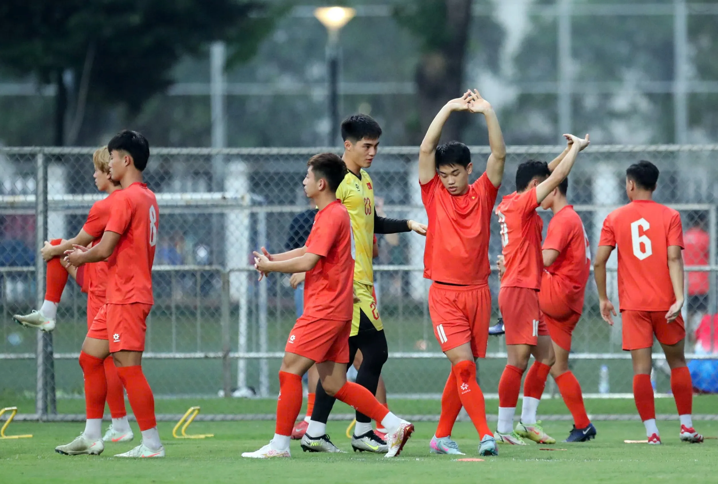 Buổi tập của U23 Việt Nam diễn ra từ 18h trên sân tập cạnh sân vận động Bung Karno (Jakarta, Indonesia)