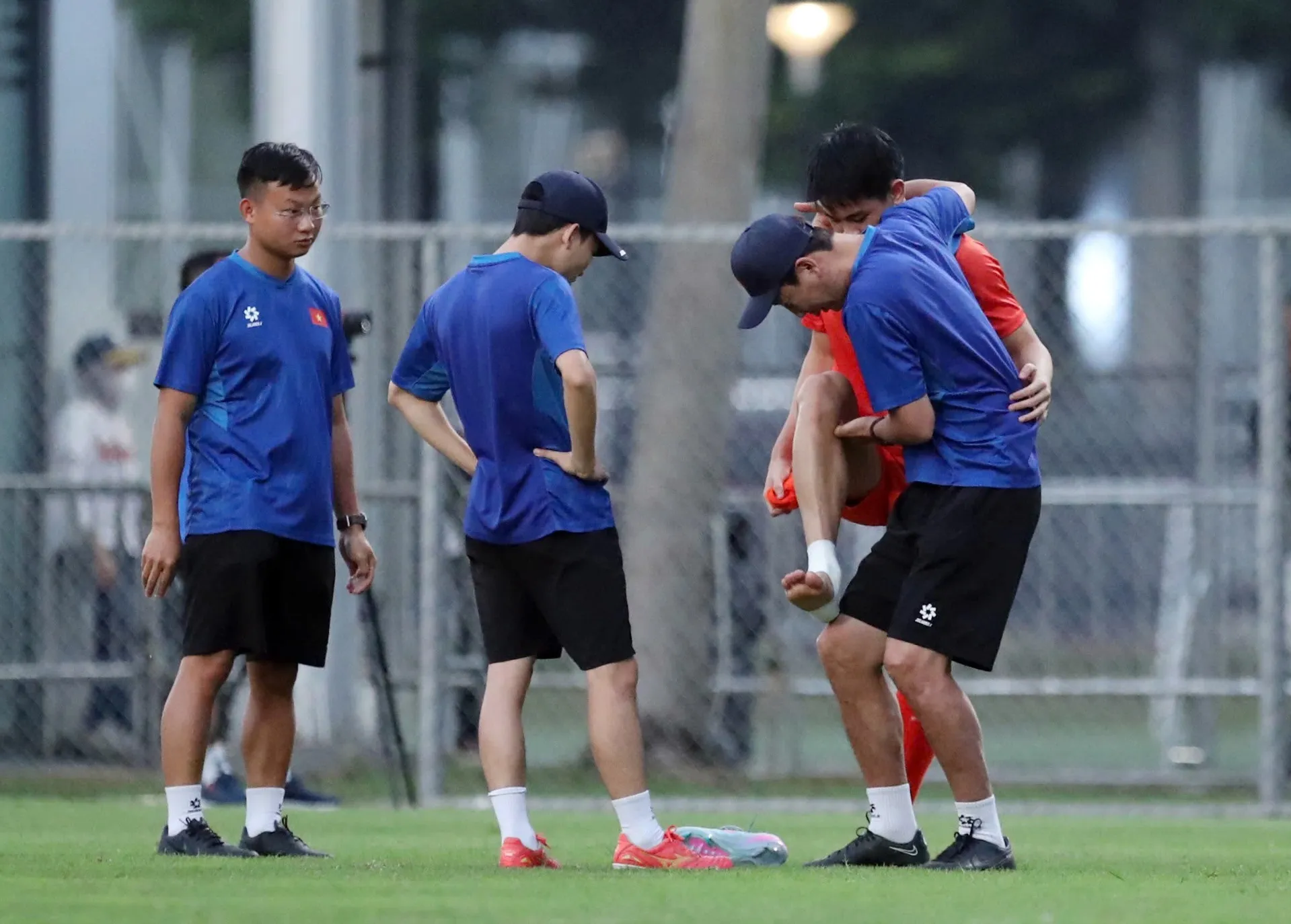 Sau đó, cầu thủ thuộc biên chế CLB Công an Hà Nội được HLV Kim Sang Sik gọi ra giữa sân để kiểm tra chân phải cùng với bác sĩ của U23 Việt Nam