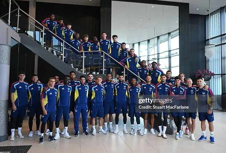 Các cầu thủ Arsenal đang tập luyện tại Singapore chuẩn bị cho chuyến du đấu hè