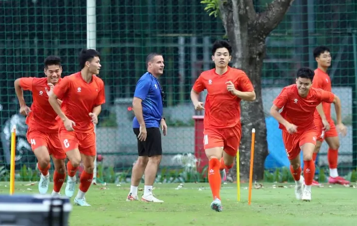 Đáng chú ý, sau một ngày nghỉ ngơi hồi phục vì bị mỏi cơ, tiền đạo Nguyễn Đình Bắc đã có thể trở lại tập luyện bình thường cùng đồng đội.
