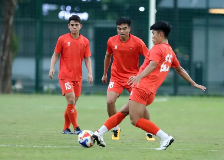 Các tuyển thủ U23 Việt Nam khẩn trương thực hiện các bài khởi động, trước khi cả đội bước vào rèn chiến thuật đấu U23 Campuchia.