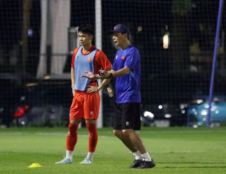 Ở bài tập chiến thuật, thầy Kim và các cộng sự hoạt động hết công suất để chỉnh sửa cho học trò.