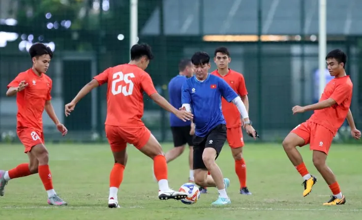 Được biết, một số thành viên ban huấn luyện U23 Việt Nam đi theo dõi trận đấu giữa U23 Indonesia và U23 Malaysia ở bảng A, để “do thám” đối thủ của “Những chiến binh sao vàng” ở vòng bán kết. 