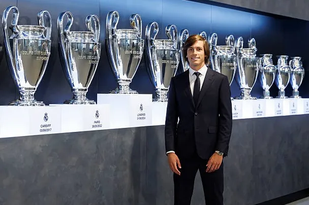 Álvaro Carreras ra mắt Real Madrid