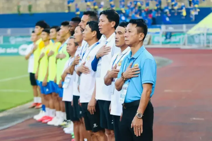 HLV Văn Sỹ Sơn vừa hoàn thành lớp học nâng cao ở Nhật. Ảnh: CCT.